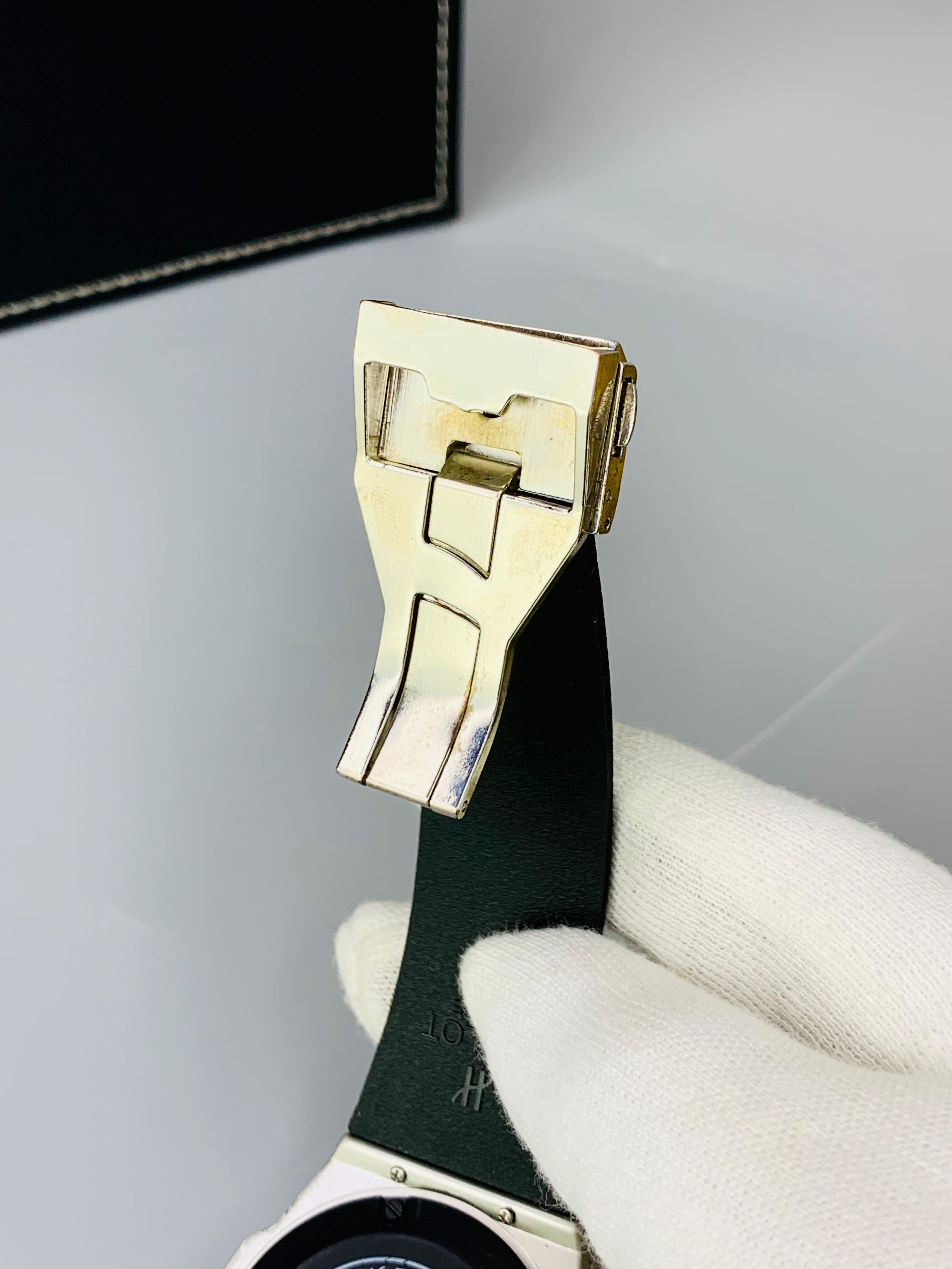 Chronograph Design Watch for Men with Master Lock